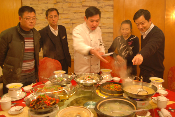 黄山馨园国际大酒店推出冬季滋补菜系广泛受到好评,图为酒店总经理李建平,副总经理邵旭燕和方钦安在与厨师长研究新菜.